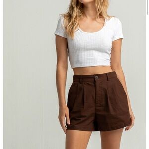 Tilly’s small brown front pleated shorts